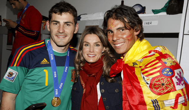 Iker Casillas celebrando el trofeo de la Copa del Mundo con la princesa Letizia y el tenista Rafael Nadal. Foto: EFE.
