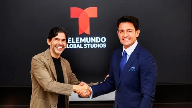Fernando Colunga con el presidente de Telemundo Global Studios