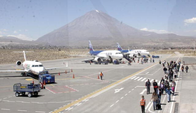 Escolares de Cusco se quedan varados en aeropuerto de Arequipa porque vuelo no tenía tripulación 