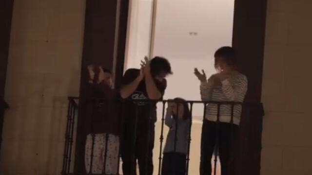 Una familia salió al balcón para aplaudir a los médicos. Foto: captura de pantalla.