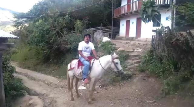 Docente lleva educación a zonas rurales de Piura montado en su caballo