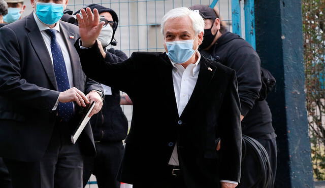 Sebastián Piñera al llegar al centro de sufragio para emitir su voto en el plebiscito 2020. Foto: EFE