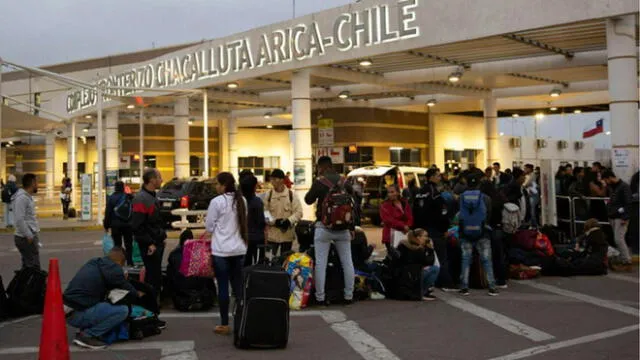 Venezolanos esperan en el control fronterizo de Chacalluta tras nuevos requisitos para la visa consular.