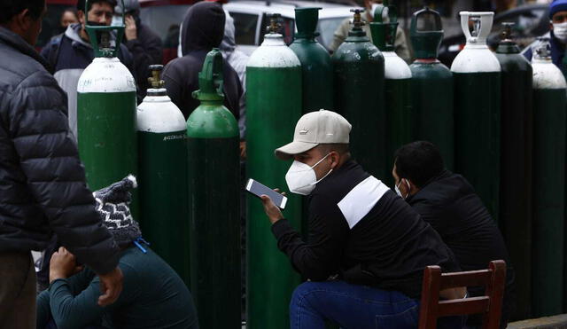 Se registran largas colas y aglomeración en la recarga de oxigeno en el Callao / Credito: Marco Cotrina