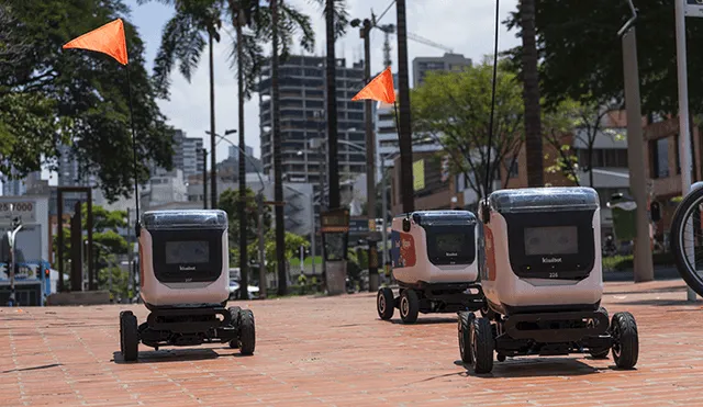 Los robots viajan sobre cuatro ruedas y llevan banderas naranjas en sus antenas.