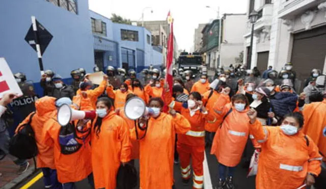 Policía reprime a las trabajadoras de limpieza con agua. Créditos: Antonio Melgarejo.