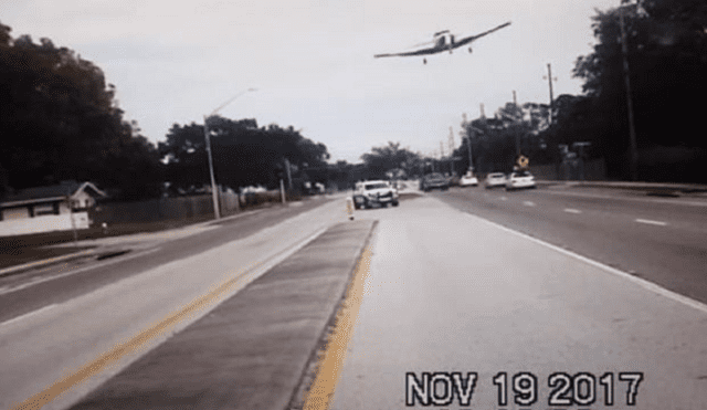 En YouTube, la impactante caída de avioneta en plena autopista [VIDEO]