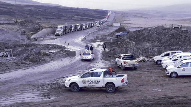 varados. Camiones encapsulados de mineras quedaron parados en corredor vial.
