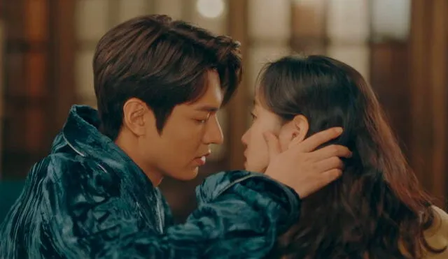 The king: Eternal monarch: el beso de Lee Min Ho y Kim Go Eum resultó poco romántico para algunos internautas.