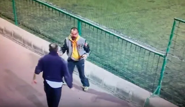 YouTube: vergonzosa y brutal pelea entre dos padres durante liga juvenil | VIDEO