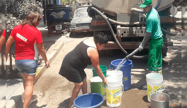 Camión cisterna abastece de agua a moradores de los sectores afectados.