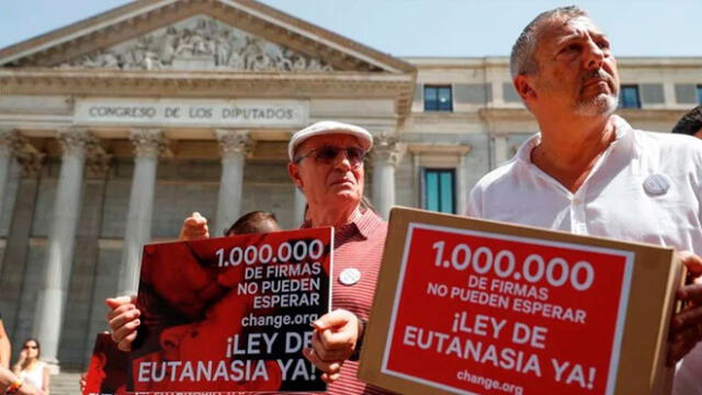 Change.org entrega en el Congreso más de un millón de firmas para solicitar que se despenalice la eutanasia en España. Fuente: EFE
