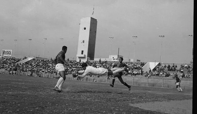 Partido de FBC Melgar en el estadio Melgar en el año 1964