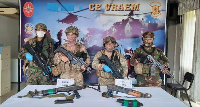 Los uniformados incautaron dos fusiles abastecidos de municiones además de varios otros equipos. Foto: Fuerzas Armadas.