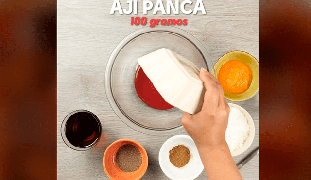 Para el aderezo debes mezclar ají panca, vino tinto, pimienta, comino y sal.