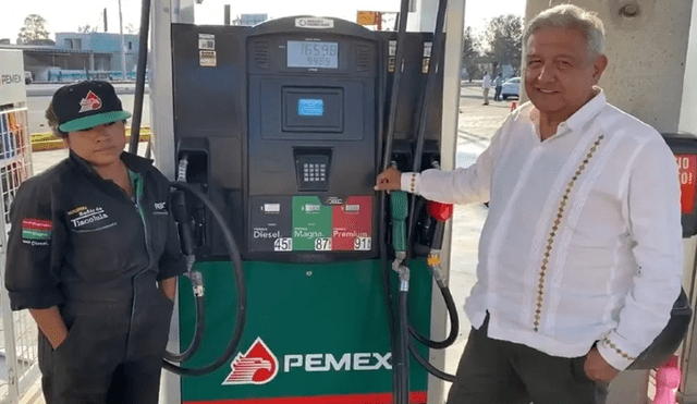 AMLO visitó la estación de servicio de Pemex en Tlacolula, Oaxaca, para grabar un mensaje sobre la reducción del precio de la gasolina.