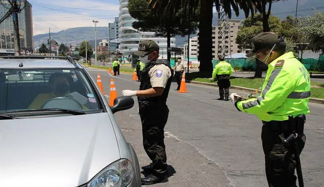 Vista el lunes de los controles que se realizan en una de las principales avenidas de Quito (Ecuador). Foto: EFE