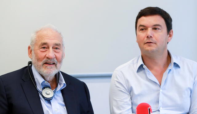 US economist Joseph Stiglitz (L) and with French economist Thomas Piketty attend a press conference on the theme "Taxes on multinational companies : a revolution for tomorrow ?", on September 19, 2019 in Paris. (Photo by JACQUES DEMARTHON / AFP)