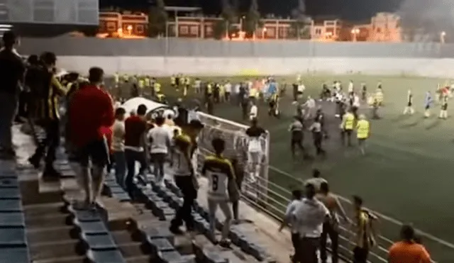 Más de dos mil personas tienen batalla campal durante partido de fútbol y todo termina mal [VIDEO]