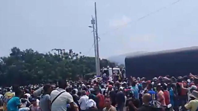 Camiones con ayuda humanitaria llegaron al puente Simón Bolívar [VIDEO]