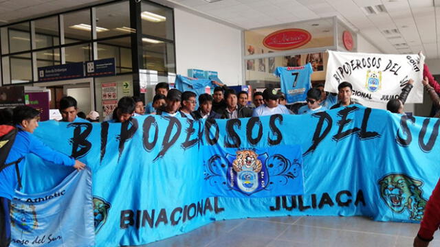 Un grupo considerable de hinchas llegaron hasta el aeropuerto de Juliaca para despedir al equipo.