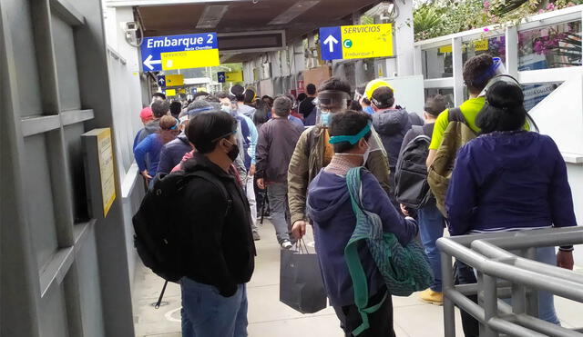 Usuarios del Metropolitano reportan largas filas desde la tarde. Foto: Twitter.