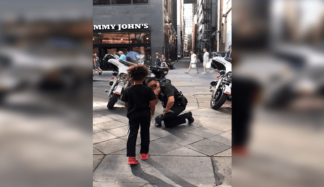En Facebook, un pequeño quedó impactado con el talento que mostró el policía al aceptar su reto de baile.