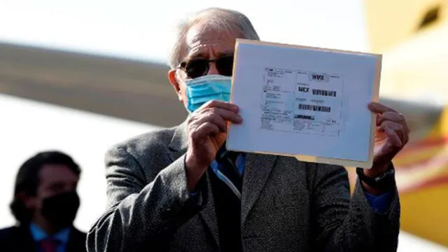 El ministro de Salud de México, Jorge Alcocer, asiste a la ceremonia para marcar la llegada del avión con las primeras dosis de la empresa Pfizer. Foto: AFP