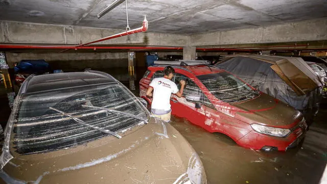 Hasta el cuello. El agua cubrió casi en su totalidad a los vehículos estacionados en el condominio Alegra. La inundación la provocó el desborde de una acequia taponada en las obras.