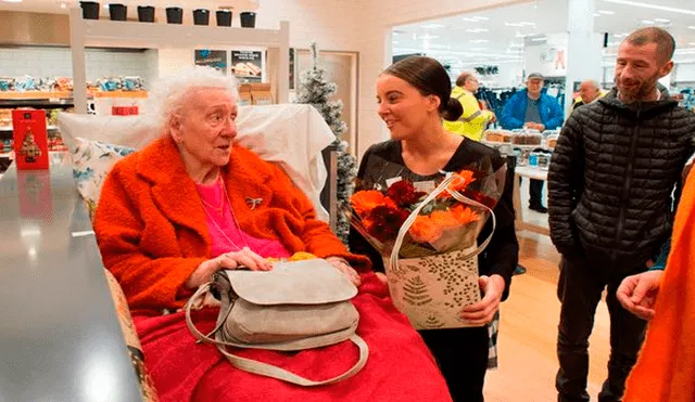 Mujer con cáncer terminal cumple su último deseo: ir de compras a un centro comercial con sus hijas [FOTOS]