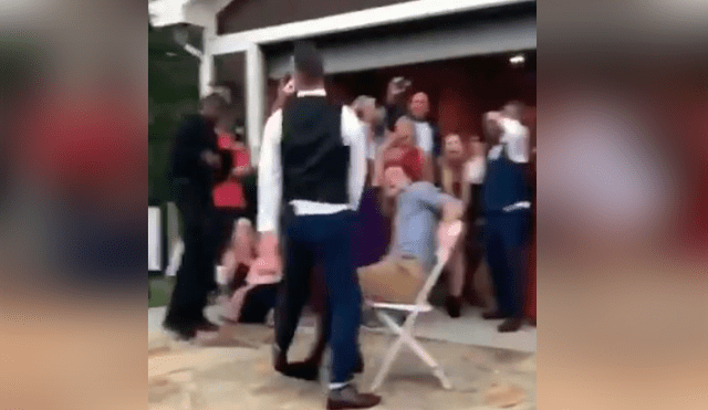 Facebook viral: Novio baila atrevido 'striptease' a su esposa, se quita la venda y queda horrorizado [VIDEO]