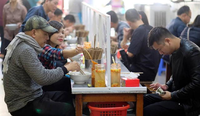 En Hanoi, ciudad más importante de Vietnam, las personas comen respetando la distancia social. Foto: EFE