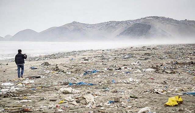 Desolador. Así luce la playa Cavero, en Ventanilla. Según el municipio, se realizan campañas de limpieza, pero es insuficiente. Es momento de tomar conciencia. Seamos elementos de cambio.