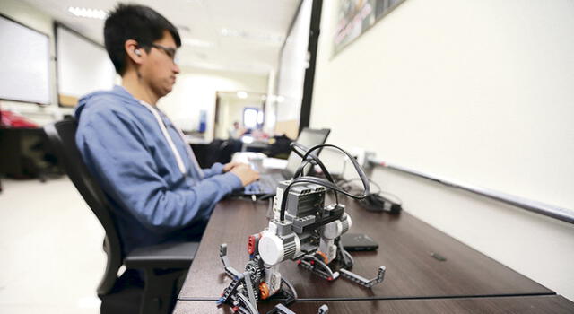 Escolares y universitarios de Arequipa son fabricantes de robots