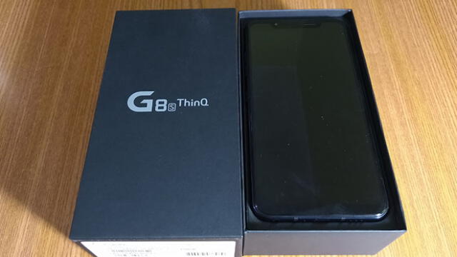 LG G8SThinQ viene un caja de color negro.