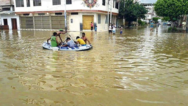 Río se desborda e inunda calles y viviendas de Tumbes  