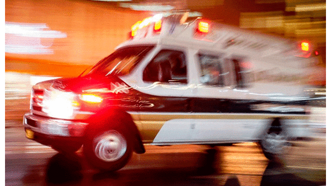 Mujer muere al chocarse ambulancia que la trasladaba