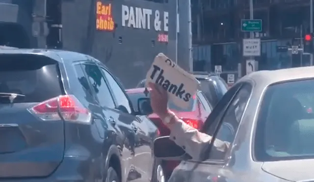 El conductor creó una genial manera de lidiar con el tráfico, pese a lo estresante que puede ser. Foto: captura.