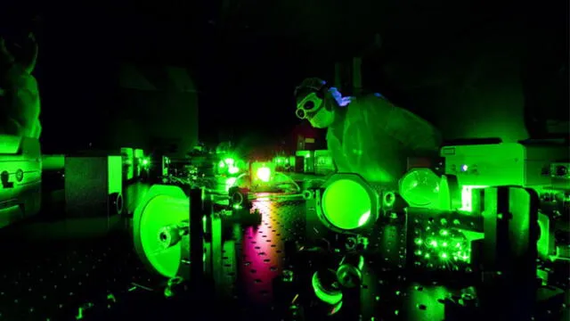 Un científico trabaja con haces de fotones en el Laboratorio de Luz Extrema de la Universidad de Nebraska-Linconl.