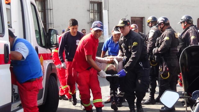 Arequipa: Mujer salva de morir luego que combi le pasó por encima