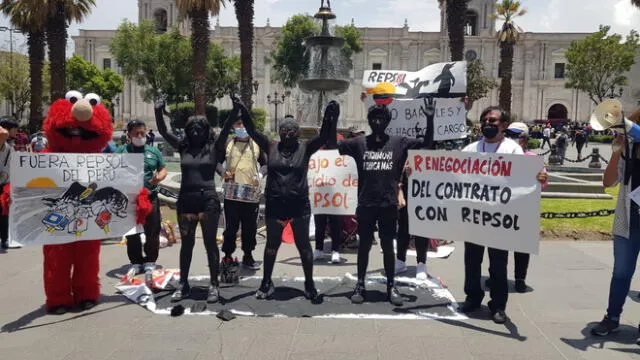 Manifestantes salieron a la Plaza de Armas de Arequipa. Foto: Alexis Choque / URPI