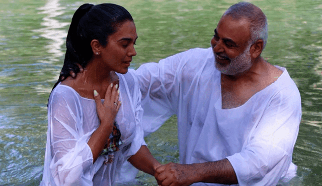 Vania Bludau se bautizó en el río Jordan en Israel