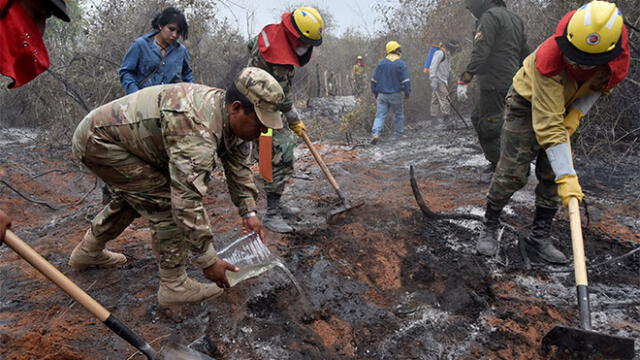 Soldados y voluntarios ayudan a mitigar los efectos del incendio en el este de Bolivia. Foto: AFP.