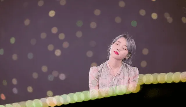 IU cantó Love Poem y GoodDay en memoria de Sulli.