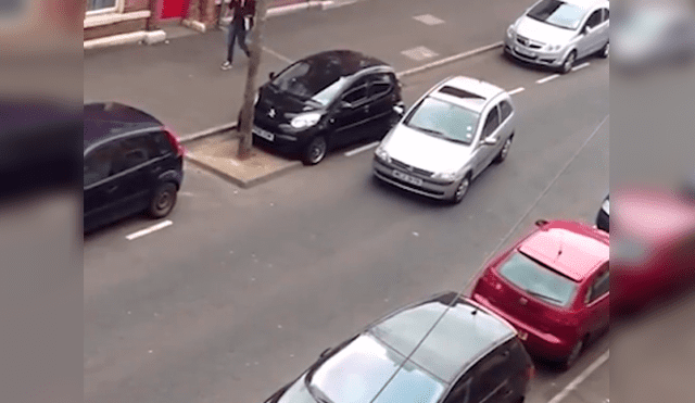 Facebook: tardó 10 minutos en estacionar su auto en gran espacio y se convierte en viral [VIDEO]