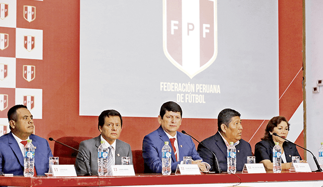Vital. El presidente de la FPF, Agustín Lozano (al centro), tiene un día clave. Según él señala, si es que no se aprueban los estatutos hoy, habría una tercera oportunidad en diciembre.