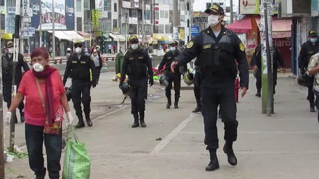 La mascarilla y los guantes se han convertido en parte del uniforme de los agentes de la Policía Nacional.