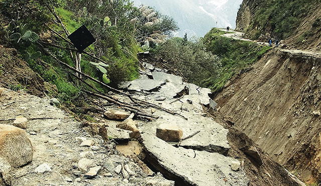 Huaico arrasa 300 metros de carretera en Pallasca y aisla a ocho mil personas