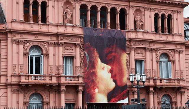Argentina: critican banner por San Valentín en la fachada de La Casa Rosada