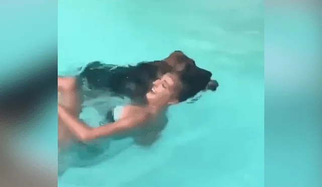 Dueña de perro simula que se asfixia dentro de piscina y osado can se lanza para rescatarla.